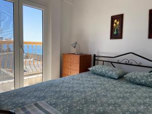 Postel nebo postele na pokoji v ubytování Kerasioti apartment