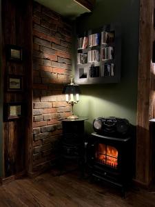 una habitación con chimenea y una lámpara en una mesa en Jaros, en Szczecinowo