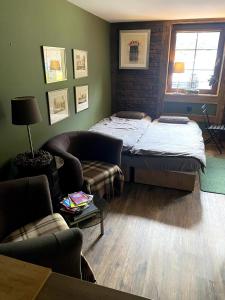 un dormitorio con una cama y un sofá en Jaros, en Szczecinowo