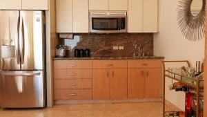 Kuchyň nebo kuchyňský kout v ubytování Romantic Escape with view of the iconic Cabo arch!