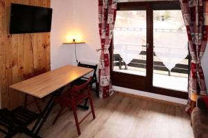 Televízia a/alebo spoločenská miestnosť v ubytovaní Résidence Le Pouzenc - Studio calme pieds de pistes MAE-0344