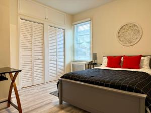 een slaapkamer met een bed met rode kussens erop bij 2-A Diamond in Yonkers in Yonkers