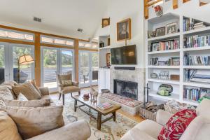 Χώρος καθιστικού στο 2 Docks and Paddleboard Lakefront Alabama Retreat!