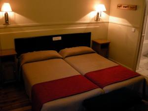 Posteľ alebo postele v izbe v ubytovaní Hostal Canovas