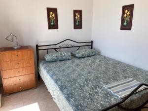Postel nebo postele na pokoji v ubytování Kerasioti apartment + 37 fotografií