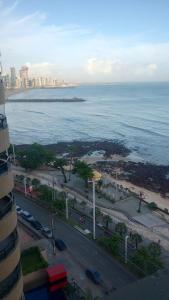een luchtfoto van een stad en de oceaan bij Villa costeira Flat in Fortaleza