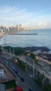 een luchtfoto van een stad en de oceaan bij Villa costeira Flat in Fortaleza