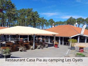 MOBIL HOME à SEIGNOSSE dans les Landes près de la mer餐厅或其他用餐的地方