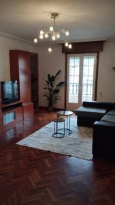 レドンデーラにあるErnestina Redondela Apartmentのソファとテーブルのあるリビングルーム