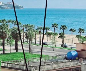 ヴロラにあるApartment me qera Lungomare Vlore Dejvid by the seaのビーチの景色を望むバルコニーが備わる客室です。