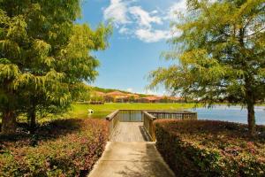 a walkway through a park next to a lake at 4BR Townhome with Lake View – BL481 in Kissimmee