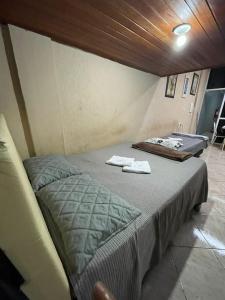a bedroom with a bed and a table at Casa Centro Terreo in Campos dos Goytacazes