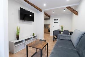 salon z kanapą i stołem w obiekcie Flow Apartments - przy Mariackiej w mieście Katowice