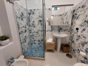 Ванная комната в La Rosa dei Venti B&B +55 фотографий