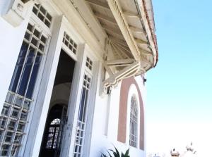a white building with an archway and windows at Hotel HC94 in Viña del Mar