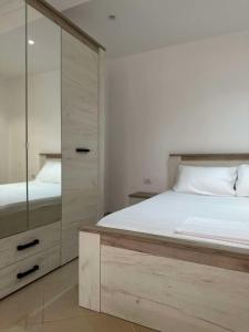 Ένα ή περισσότερα κρεβάτια σε δωμάτιο στο Casa Majlinda