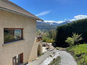 Kuvagallerian kuva majoituspaikasta Gîte confort 15 couchages, vue panoramique Montagne Hautes Alpes, Terrasses, joka sijaitsee kohteessa Embrun