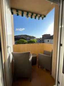 ein Balkon mit Stühlen und Blick auf einen Zaun in der Unterkunft Vivienda turística El Mirador de la Abuela in Ciudad-Rodrigo