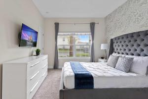Katil atau katil-katil dalam bilik di Cute with Private Pool at Storey Lake SL4802