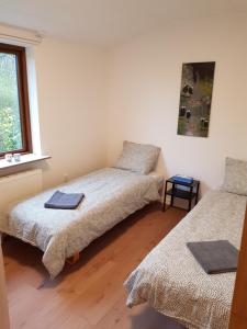 ein Zimmer mit zwei Betten und einem Fenster in der Unterkunft Central House in Billund 5 bdr - Next to LEGO adventures in Billund