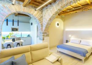 a bedroom with a bed and a couch at La Vista Panoramica in Riomaggiore