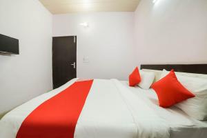 Postel nebo postele na pokoji v ubytování Hotel O Iris Lite