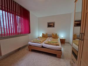 Ένα ή περισσότερα κρεβάτια σε δωμάτιο στο Carolas Ferienwohnungen im Ostseebad Heringsdorf