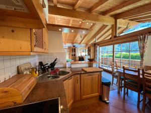 Kuchyň nebo kuchyňský kout v ubytování Chalet Aurach