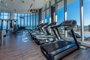 Amazing Oceanfront Views From 24th floor!的健身中心和/或健身设施