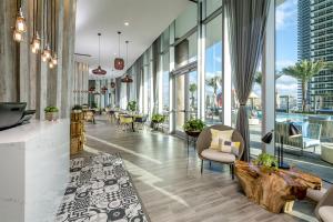 Amazing Oceanfront Views From 24th floor!的休息区
