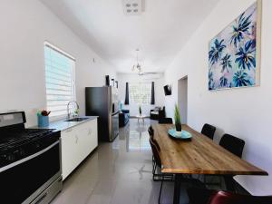 Televiisor ja/või meelelahutuskeskus majutusasutuses 25- Pool Mansion walk to Beach, sleeps 30 guests