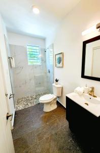 Vannituba majutusasutuses 25- Pool Mansion walk to Beach, sleeps 30 guests