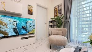 TV a/nebo společenská místnost v ubytování Trendy 1BR with Pool n Gym in Raha Loft