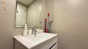 Koupelna v ubytování Trendy 1BR with Pool n Gym in Raha Loft