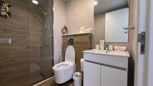 Koupelna v ubytování Trendy 1BR with Pool n Gym in Raha Loft