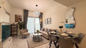 Posezení v ubytování Trendy 1BR with Pool n Gym in Raha Loft