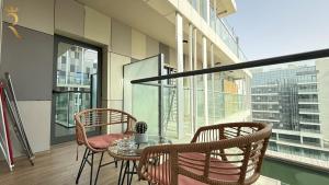 Balkón nebo terasa v ubytování Trendy 1BR with Pool n Gym in Raha Loft