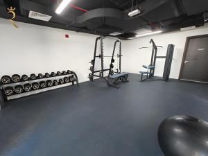 Fitness centrum a/nebo fitness zařízení v ubytování Trendy 1BR with Pool n Gym in Raha Loft
