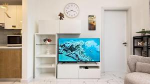TV a/nebo společenská místnost v ubytování Trendy 1BR with Pool n Gym in Raha Loft