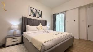 Postel nebo postele na pokoji v ubytování Trendy 1BR with Pool n Gym in Raha Loft