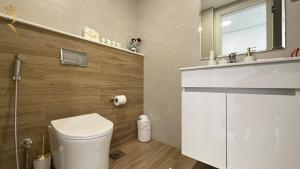Koupelna v ubytování Trendy 1BR with Pool n Gym in Raha Loft + 37 fotografií