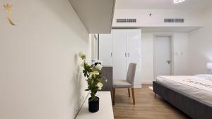 Postel nebo postele na pokoji v ubytování Trendy 1BR with Pool n Gym in Raha Loft