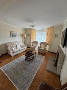 ein Wohnzimmer mit Sofa und Tisch in der Unterkunft Oxford 3 Bedroom Detached House, with Large Garden and Private Parking in Kidlington