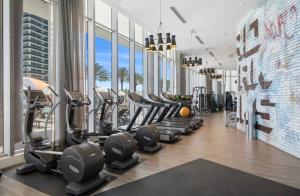 Ocean & City Views l Luxury Beachfront Condo的健身中心和/或健身设施