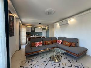 a living room with a couch and a table at Jolie Appartement T3 Brive in Brive-la-Gaillarde