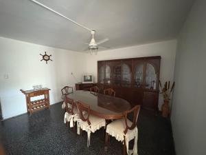 圣地亚哥-德尔埃斯特罗La Magallanes的餐厅里有一张桌子和几把椅子