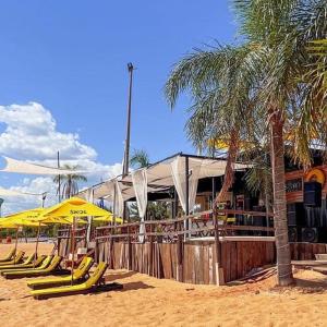 エンカルナシオンにあるLe Clauの黄色い傘と椅子の列