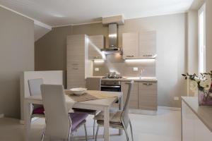 een keuken en eetkamer met een tafel en stoelen bij PT Escape in Viareggio