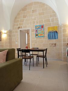 Un comedor con mesa y sillas en Casa Ninì, en Maruggio
