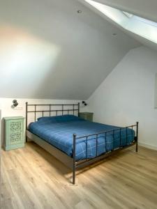 Un dormitorio con una cama en un ático en Vakantiehuis in de polder, en Lewedorp